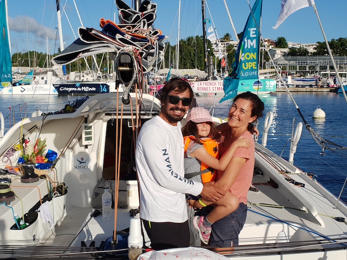 ArrivéeJean-BaptisteDaramySkipperClass40-retrouvailleavec sa famille à la MArina du Gosier 